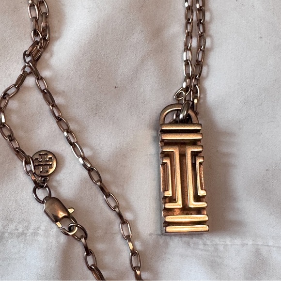 ✨ Tory Burch Rose Gold-Tone Logo Pendant Necklace | Vintage-Inspired Statement - Picture 7 of 16